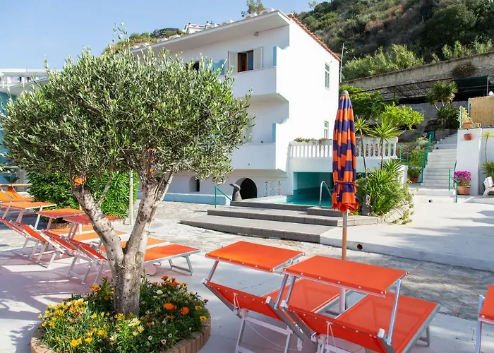 מלון La Mandorla 3*